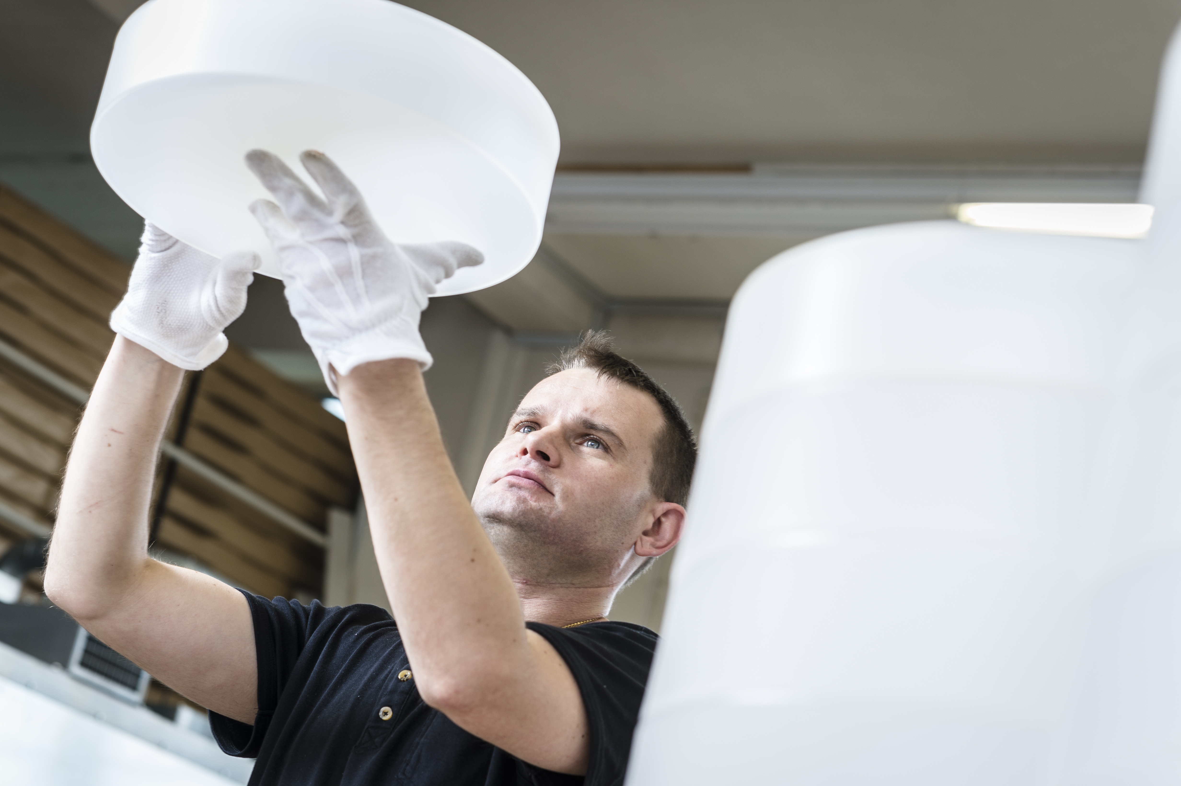 Montage von Acrylglas bei dem Schweizer Leuchtenhersteller Tulux 